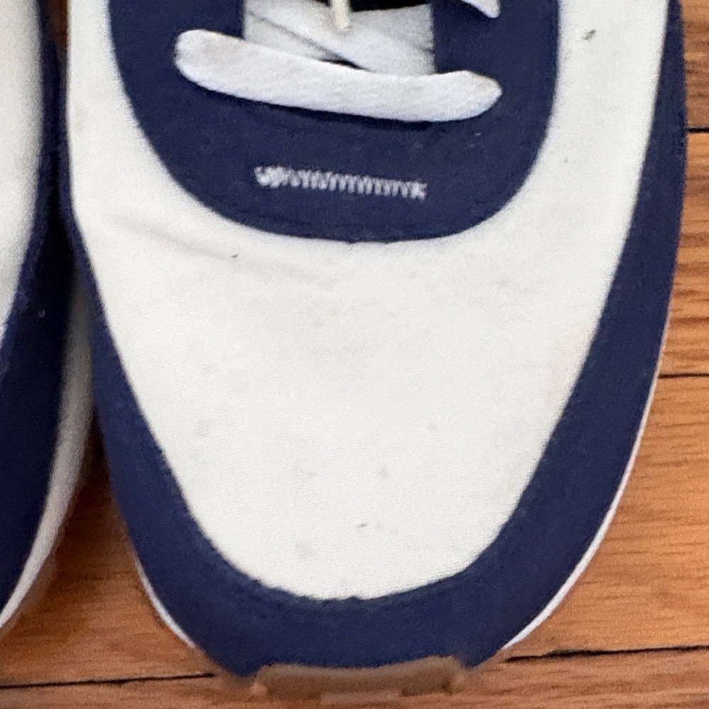 Nike White and Navy Low-Top Running Shoes - Picture 4 of 8